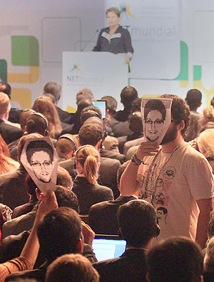 Participantes do NETMundial cobrem rosto com foto de Snowden, que revelou espionagem da NSA, agência norte-americana