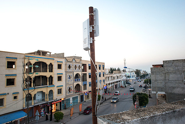 Antena de internet independente em um telhado de prdio oficial em Sayada, na Tunsia