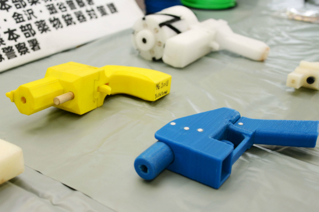 Armas impressas por Yoshimoto Imura so mostradas em delegacia de Tquio aps apreenso