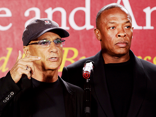 Os fundadores da Beats, Jimmy Iovine (esq.) e Dr. Dre durante evento em Santa Monica, Califórnia