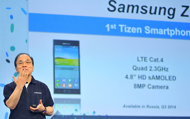 Vice-presidente executivo da Samsung, Jong-Deok Choi, apresenta o smartphone com Tizen