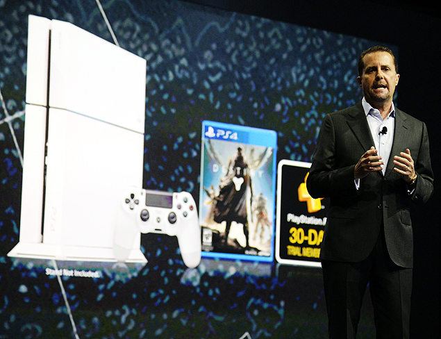 Presidente e diretor executivo da Sony e a imagem do novo PS4 branco