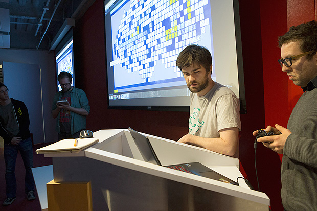 O professor Eric Zimmerman (dir.) e o designer Zach Gage analisam projetos de games de estudantes