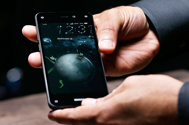 A tela 3D do Fire Phone é demonstrada pelo diretor da Amazon, Jeff Bezos