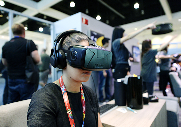 Garoto testa Oculus Rift durante a feira E3, realizada no começo do mês