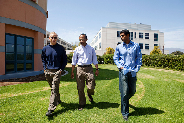 O matemtico Michael Freedman e os fsicos Sankar Das Sarma e Chetan Nayak no campus da Universidade da Califrnia, Santa Brbara