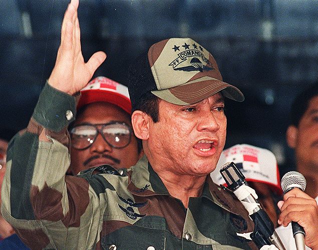 Manuel Noriega discursa durante cerimnia militar em 1988