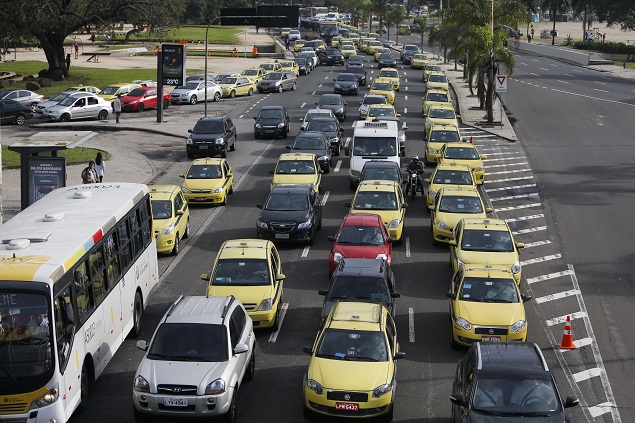 Cerca de 50 taxistas fizeram protesto contra o Uber no Rio no fim do ms passado