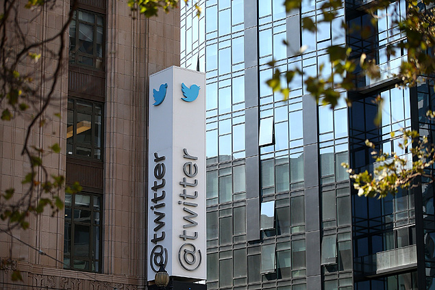 Logotipo do Twitter na fachada de sua sede em San Francisco
