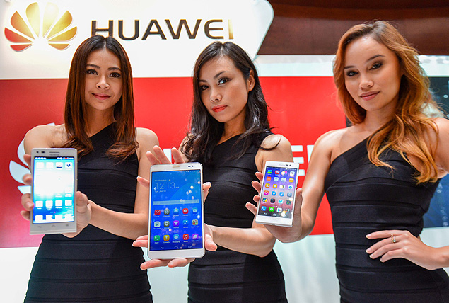 Modelos exibem lanamentos de smartphone da Huawei em Kuala Lumpur (Malsia)