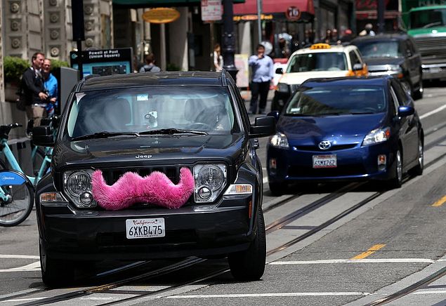 Carro de motorista do Lyft; bigodes rosas  frente dos veculos servem para diferenci-los