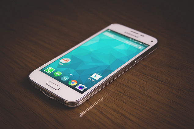 Smartphone Galaxy S5 mini, da Samsung, que herdou da verso maior leitor biomtrico e sensor de batimentos cardacos