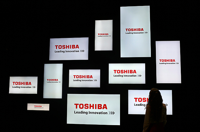 A visitor looks at a display of Japan's Toshiba company during the IFA Electronics show in Berlin September 4, 2014. REUTERS/Hannibal Hanschke (GERMANY - Tags: BUSINESS SCIENCE TECHNOLOGY) ORG XMIT: RSS07