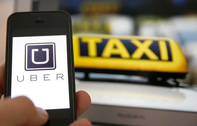 Aplicativo do Uber em frente a um sinal de táxi em Frankfurt, Alemanha – Kai Pfaffenbach - 15.set.14/Reuters