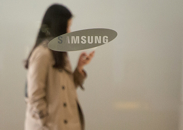 Pessoa caminha na sede da Samsung, em Seul; empresa deve ter lucro menor no 3 tri