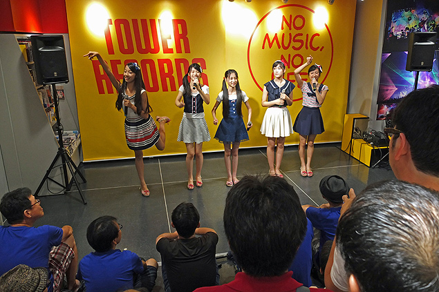Kokepiyo, grupo de cantoras juvenis, durante evento em loja de discos em Tquio