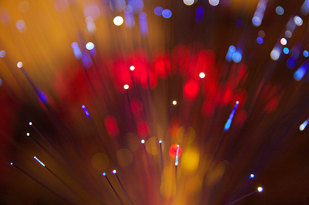 Imagem ilustrativa mostra cabos de fibra tica