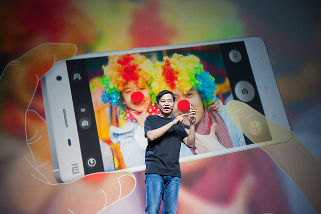 O diretor-executivo da Xiaomi fala durante conferncia da empresa em Pequim