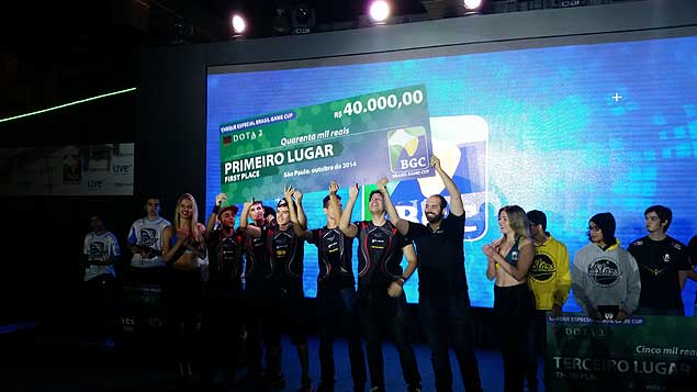 Equipe PaiN Gaming recebe prmio de R$ 40 mil aps vencer torneio na BGS