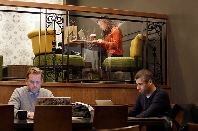 Clientes usam computadores em rede de cafeteria em Mayfair, no centro de Londres