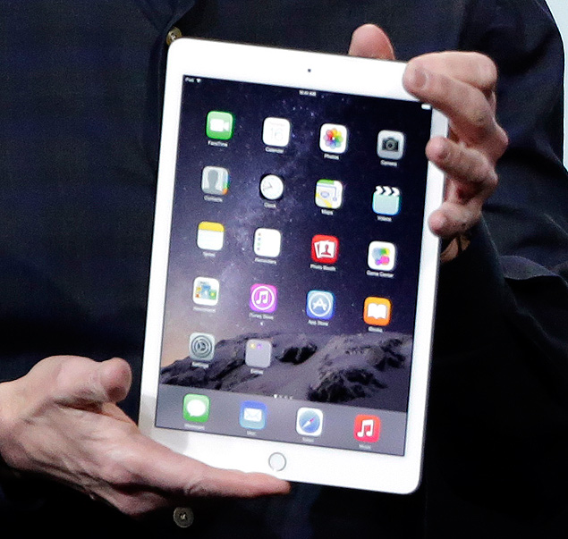 Tim Cook exibe o iPad Air 2 em evento na Califrnia
