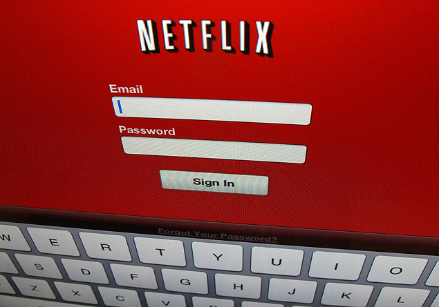 The Netflix sign on is shown on an iPad in Encinitas, California, in this file photo from April 19,2013. Netflix Inc is on a mission to start closing the yawning gap between the theatrical debut of movies and their availability for online streaming, forcing Hollywood to rethink where to release new films. Picture taken April 19, 2013. REUTERS/Mike Blake/Files (UNITED STATES - Tags: BUSINESS SCIENCE TECHNOLOGY ENTERTAINMENT) ORG XMIT: TOR110