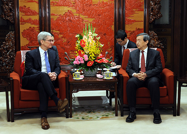 Tim Cook (esq.) ao lado do vice-premi chins, Ma Kai, em Pequim