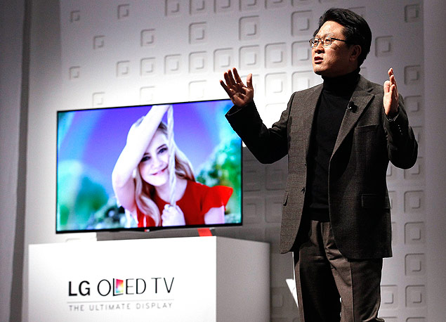 Executivo da LG apresenta TV de Oled da fabricante em 2013
