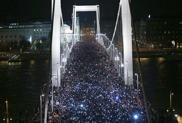 Na tera (28), cerca de 100 mil pessoas tomaram o centro de Budapeste para protestar contra a medida