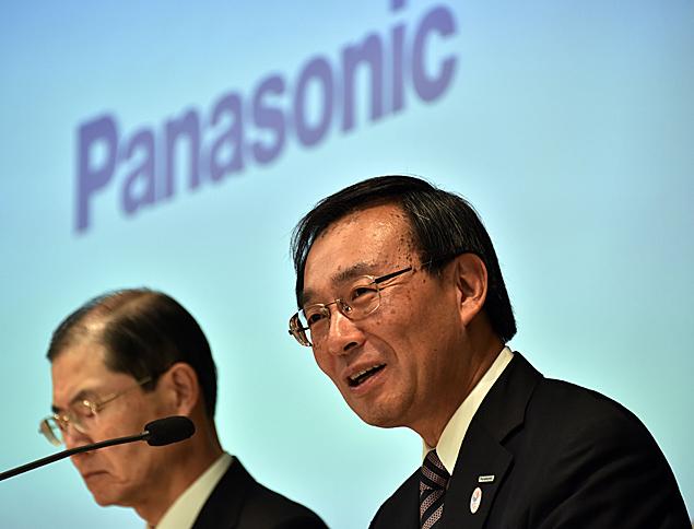 Presidente-executivo da Panasonic, Kazuhiro Tsuga (dir.) fala sobre resultados em Tquio
