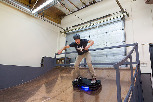 Garrett Foshay demonstra o Hendo Hoverboard no escritrio de Greg e Jill Henderson, em Los Gatos