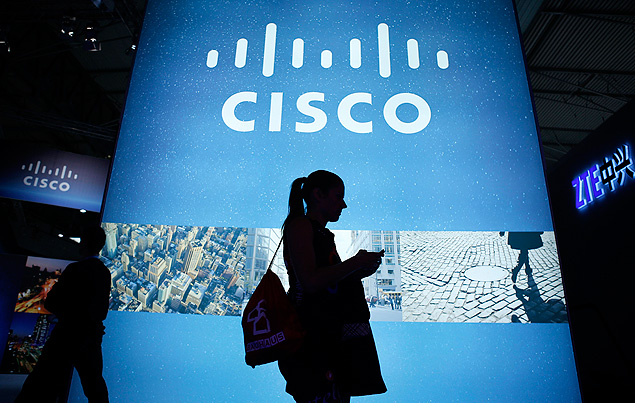 Visitante passa pelo estande da Cisco na feira MWC, em Barcelona