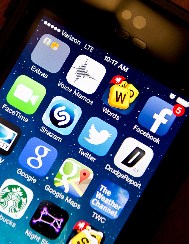 Aplicativos num iPhone 5s; EUA alertaram sobre falhas do iOS