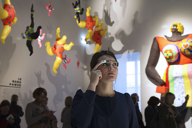 Mulher usa Glass em exposio da artista Niki de Saint Phalle, em Paris