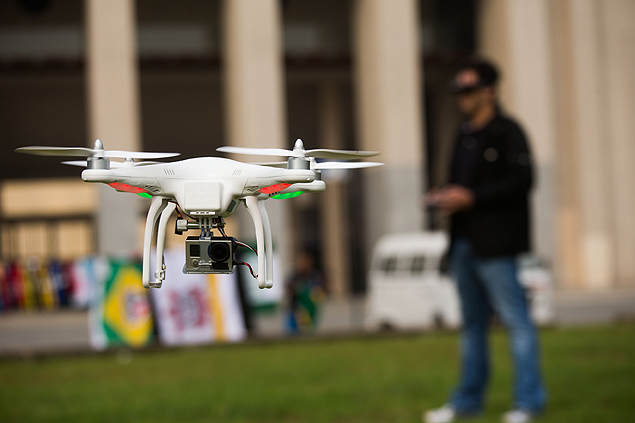 Drone equipado com GoPro na praa Charles Miller, em So Paulo
