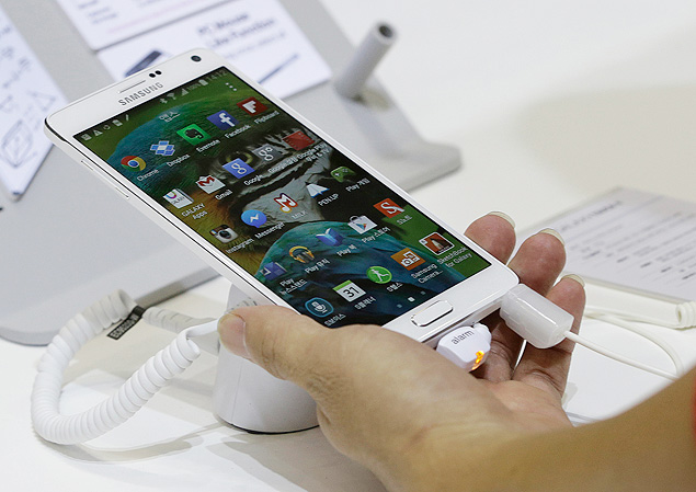 A visitor tries out a Samsung Electronics Co.'s Galaxy Note 4 smartphone during the 2014 Korea Electronics Show in Goyang, South Korea, Tuesday, Oct. 14, 2014. Sharper resolution, better cameras and battery life give the Note 4 a stronger edge than the phone's previous incarnation. However, just like the 5.5-inch iPhone 6 Plus, the 5.7-inch Note 4 will be too big for a lot of customers, unless you want to watch lots of video but not carry around a large tablet. (AP Photo/Ahn Young-joon) ORG XMIT: NYBZ111