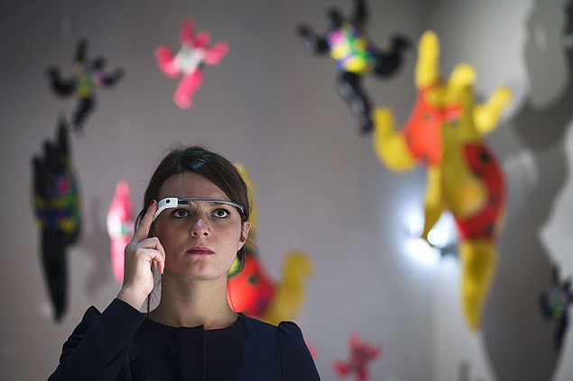 TO GO WITH AFP STORY BY PASCALE MOLLARD-CHENEBENOIT A woman wears Google glass as she visits an exhibition dedicated to the work of French artist Niki de Saint Phalle at the Grand Palais in Paris on November 6, 2014. At the Niki de Saint Phalle exhibition in Paris, visitors can use Google glass to listen to commentary through an earpiece as images are projected on a small virtual screen whilst looking at artworks. AFP PHOTO / JOEL SAGET -- RESTRICTED TO EDITORIAL USE, MANDATORY MENTION OF THE ARTIST UPON PUBLICATION, TO ILLUSTRATE THE EVENT AS SPECIFIED IN THE CAPTION -- ORG XMIT: 4755