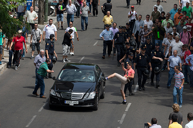 Manifestantes depredam carro de motorista da Uber em protesto de taxistas em Madri em junho