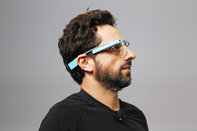 Sergey Brin, CEO and cofundador do Google usa Google Glass durante demonstrao