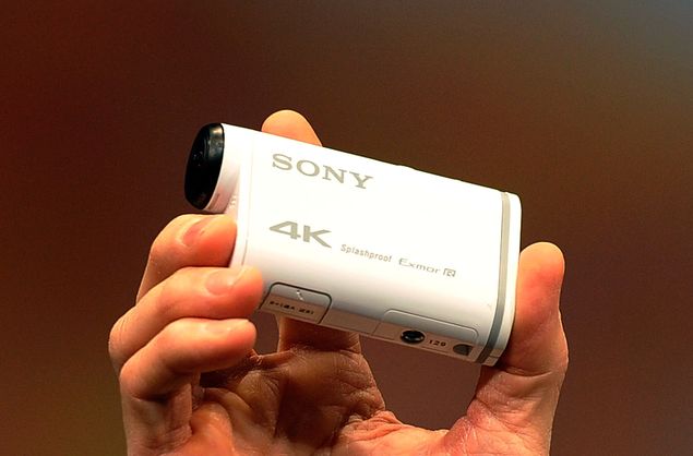 Executivo apresenta a nova cmera de ao 4K da Sony durante conferncia na CES 2015