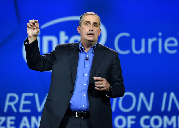 Brian Krzanich, presidente da Intel, apresenta o chip Curie durante sua palestra na CES 