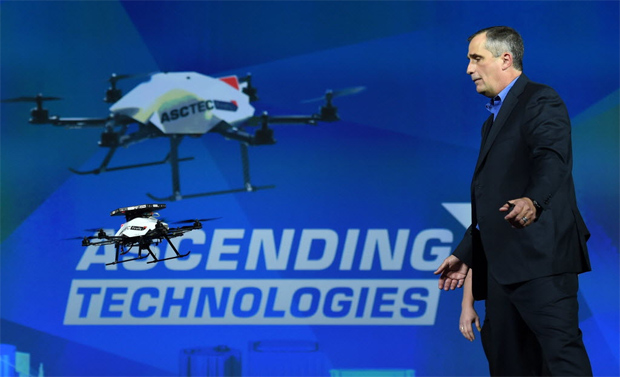Brian Krzanich, presidente da Intel, mostra uso da tecnologia RealSense em drone