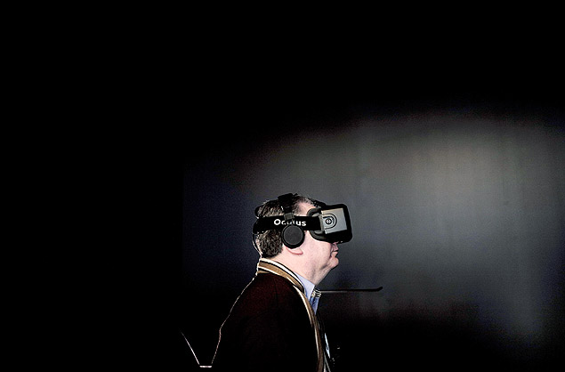 Visitante testa Oculus Rift, de realidade virtual, durante a feira CES de 2014, em Las Vegas