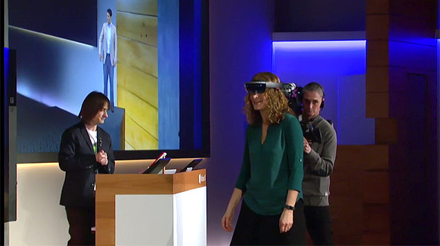 O engenheiro Alex Kipan ( esq.), no anncio do culos de realidade virtual Microsoft HoloLens