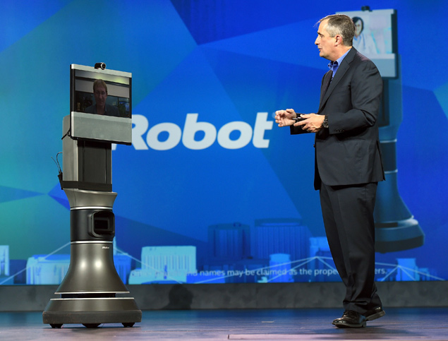O presidente-executivo da Intel, Brian Krzanich, conversa com o diretor da iRobot, Colin Angle (na tela)