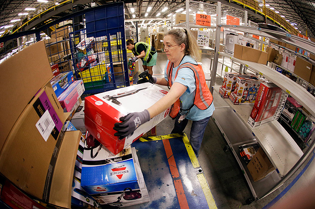 Funcionria processa pedido em centro de distribuio da Amazon em Lebanon, Tennessee (EUA)