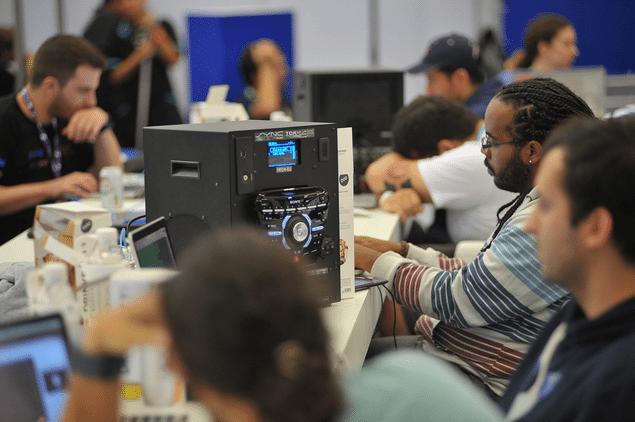 Participantes durante hackathon da Ford na Campus Party 2015