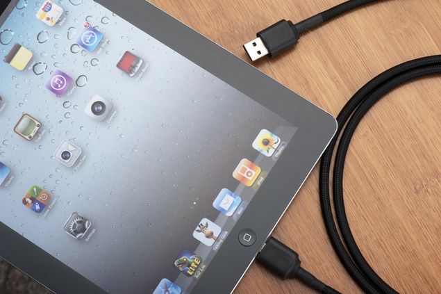 Tob Cable, cabo 'coringa' que promete carregar celular e transferir dados, conectado a iPad