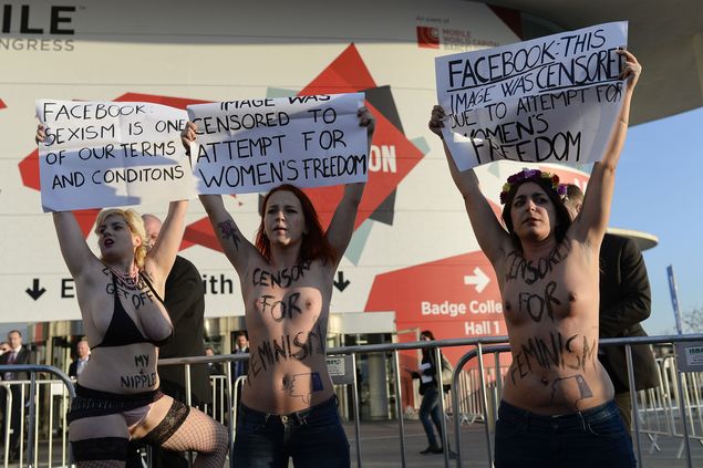 Ativistas da organizao feminista Femen fazem protesto contra o Facebook durante a MWC