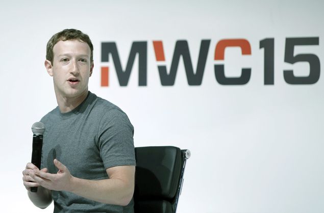 O fundador do Facebook Mark Zuckerberg fala sobre seu projeto de universalizar a internet durante a MWC